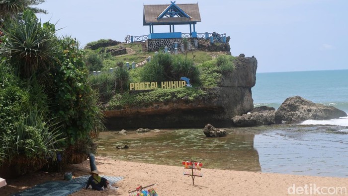 Pulau Jumino di Pantai Kukup, Tanjungsari, Gunungkidul, Jumat (18/11/2022).