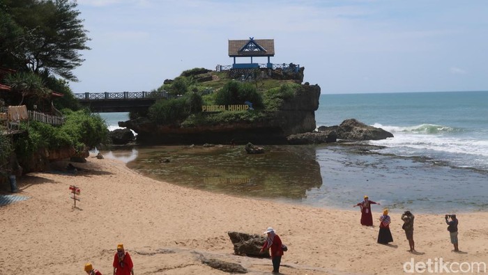 Pulau Jumino di Pantai Kukup, Tanjungsari, Gunungkidul, Jumat (18/11/2022).