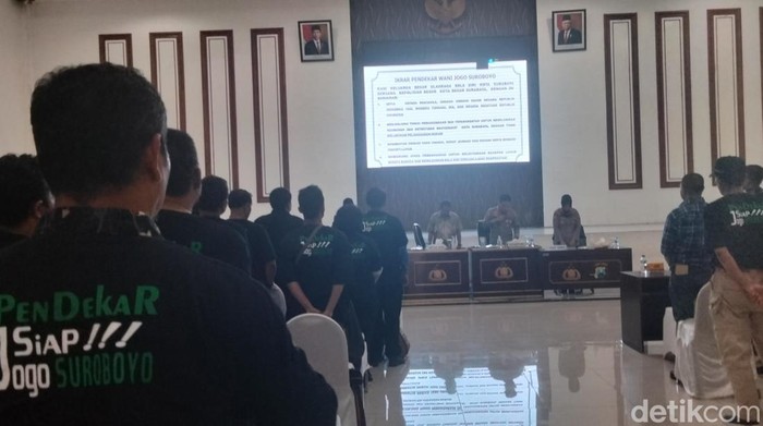 Puluhan perwakilan pendekar silat se-Surabaya saat berikrar jaga Kota Pahlawan