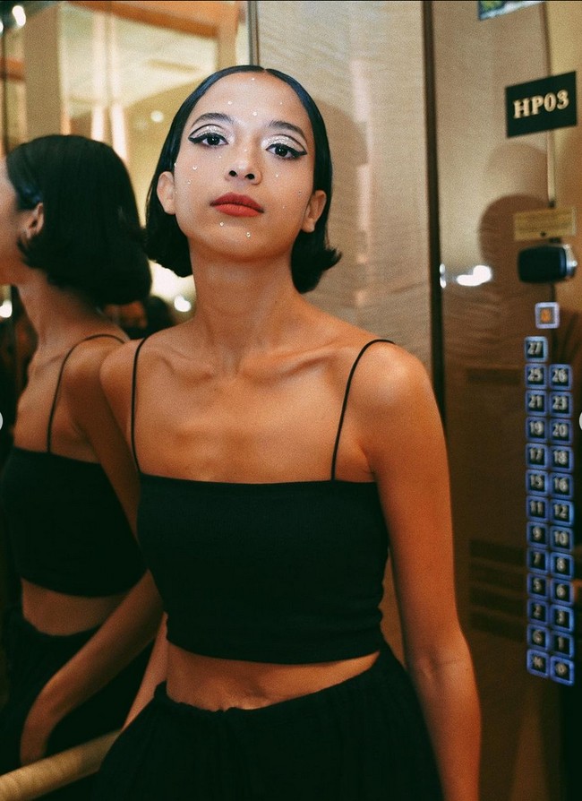 “Ka putri cantik mukanyaa enak dilihat, natural bgt. Tapi aku ga suka karna terlalu kurus. Cakepan pas wktu msh maen di posesif kak,” komentar salah satu netizen. “Gemukin dikit lagi kak putri😍😍 Biar lebih menawan,” netizen lain menimpali. Foto: Instagram/@putrimarino