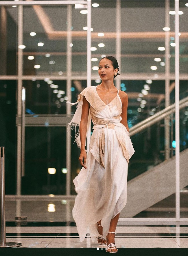 Penampilan Putri Marino sempat menuai perdebatan karena sebagian netizen menilai tubuhnya terlalu kurus. Netizen menyarankan bintang film ‘Losmen Bu Broto’ ini untuk sedikit menggemukkan badan. Putri memiih tak menanggapi kritikan netizen dan justru memamerkan berbagai aktivitasnya sebagai aktris di Instagram. Foto: Instagram/@putrimarino