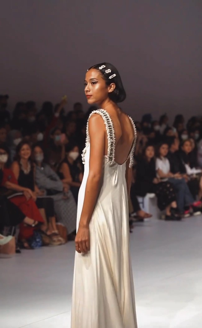 Penampilan Putri Marino sebelumnya pun sempat menuai kritik, yakni saat dia tampil di fashion show Make Over x Jakarta Fashion Week 2023. Kala itu para netizen juga berkomentar tubuh sang aktris terlalu kurus. “Cantik banget Ka cuma kurus banget,” komentar netizen. Foto: Instagram/@putrimarino