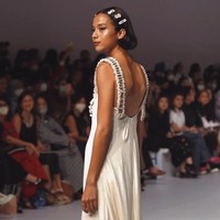 Penampilan Putri Marino sebelumnya pun sempat menuai kritik, yakni saat dia tampil di fashion show Make Over x Jakarta Fashion Week 2023. Kala itu para netizen juga berkomentar tubuh sang aktris terlalu kurus. “Cantik banget Ka cuma kurus banget,” komentar netizen. Foto: Instagram/@putrimarino