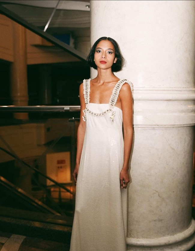 Namun ada pula yang menganggap Putri Marino punya hak terhadap tubuhnya sendiri dan tidak perlu didikte orang lain. “Bisa aja lagi ngurusin buat peran? Even bukan karena peran, it’s her body anw,” tulis netizen yang pro. Foto: Instagram/@putrimarino