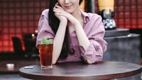 Saat nongkrong di kafe, Putu Ayu Saraswati pun memilih menu es teh manis. Es teh manis tersebut disajikan dengan daun mint agar lebih segar. Foto: Instagram @ayusarasw
