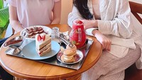 Ia juga sering mengajak temannya untuk nongkrong di kafe kekinian. Kali ini mereka memesan menu kue tiramisu dan macaron. Foto: Instagram @ayusarasw