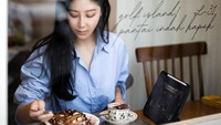  Baginya ini adalah momen sempurna, menikmati menu sarapan yang dipadukan dengan kopi. Menurutnya ini bisa memberikan semangat beraktivitas. Foto: Instagram @ayusarasw