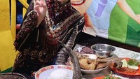 Ada lagi momen Putu Ayu Saraswati saat makan di warung kaki lima. Banyak yang salah fokus dengan menu ikan goreng yang berukuran besar. Foto: Instagram @ayusarasw
