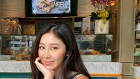 Dari sekian banyak jenis makanan, Putu Ayu Saraswati sering memamerkan momen makan roti dan kue. Kali ini ia mampir di kafe yang terkenal dengan menu pastrynya. Foto: Instagram @ayusarasw