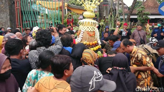 Ratusan Warga Rebutan Tumpeng Lanang dan Tumpeng Wadhon di HUT Tulungagung