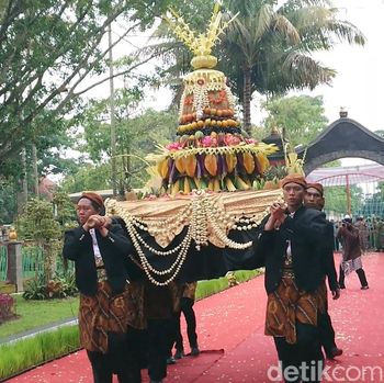Ratusan Warga Rebutan Tumpeng Lanang dan Tumpeng Wadhon di HUT Tulungagung