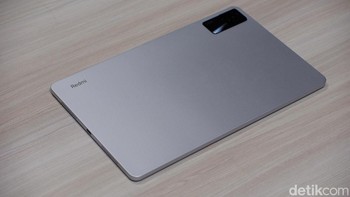 Xiaomi menyematkan baterai berkapasitas 8.000 mAh yang diklaim bisa bertahan hingga 21 jam untuk menonton video. Baterai ini didukung pengisian cepat 18W. 