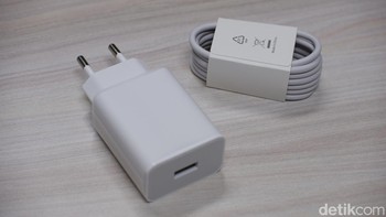 Xioami menyertakan charger 18W dan kabel data USB Type C.  