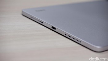 Sisi kanannya ada port USB Type C.  