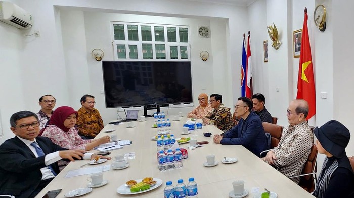 Bertandang-Belajar Investasi terus dilakukan oleh para punggawa REI DKI Jakarta. Kali ini, mereka studi banding ke Vietnam. Begini potretnya.

Pengurus REI DKI Jakarta melakukan Studi Banding tentang Investasi Properti ke Vietnam. Kunjungan yang dilakukan selama 4 hari itu diantaranya melakukan kunjungan ke proyek Ciputra Hanoi International City, Hanoi–Vietnam.