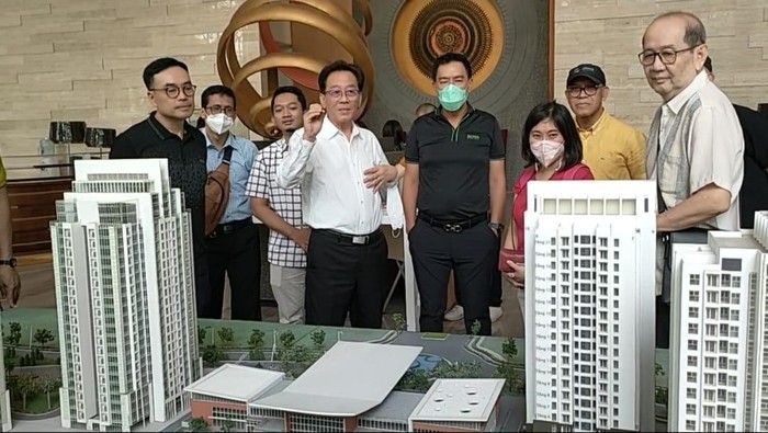 REI DKI Kunjungi Vietnam, Ada Apa? Bertandang-Belajar Investasi terus dilakukan oleh para punggawa REI DKI Jakarta. Kali ini, mereka studi banding ke Vietnam. Begini potretnya.
Pengurus REI DKI Jakarta melakukan Studi Banding tentang Investasi Properti ke Vietnam. Kunjungan yang dilakukan selama 4 hari itu diantaranya melakukan kunjungan ke proyek Ciputra Hanoi International City, Hanoi–Vietnam.