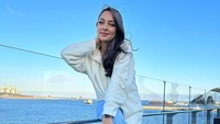 Iya dulu waktu belum punya rumah, terus masih kerja, ya belum dapat posisi yang bagus gitu ya. Akhirnya numpanglah di rumah saudara. Kebetulan kan nggak ada kamar, jadi selama beberapa tahun tinggal di garasinya dibikinin sekatlah gitu, ujar Reisa Broto Asmoro. (Foto: dok Instagram)