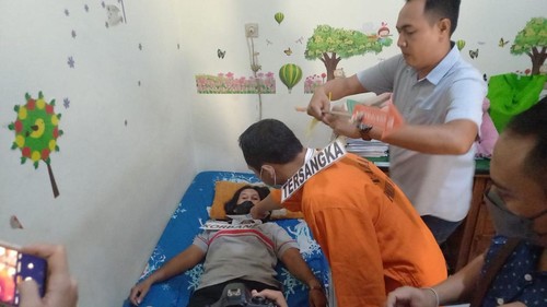 Rekonstruksi kasus suami bunuh istri di Desa Tirtasari, Kecamatan Banjar, Kabupaten Buleleng, Bali, Jumat (18/11/2022).