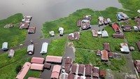 Foto udara area permukiman warga yang terendam banjir di Jalan Anoi, Palangka Raya, Kalimantan Tengah, Kamis (17/11/2022).  