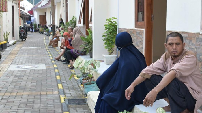Rumah Khusus MBR Berjejer di Kawasan Kumuh Bantaran Sungai Bengawan Kementerian PUPR merealisaikan pembangunan Rumah Layak Huni (RLH) bagi Masyarakat Berpenghasilan Rendah (MBR) di Kawasan Semanggi, Kelurahan Mojo, Surakarta.