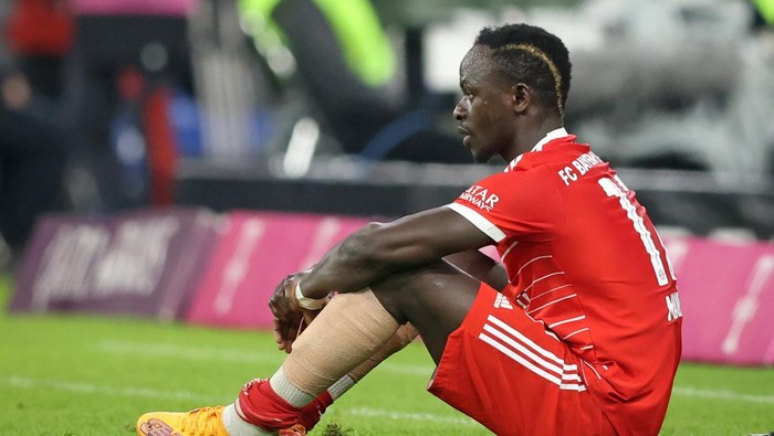 MUNICH, GERMANY - NOVEMBER 08: Sadio Mane of Bayern Muenchen injured during the Bundesliga match between FC Bayern München and SV Werder Bremen at Allianz Arena on November 08, 2022 in Munich, Germany. (Photo by Stefan Matzke - sampics/Corbis via Getty Images)
