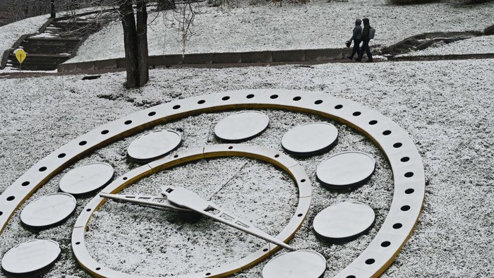 Pedestrians walk near Independence Square after the first snow falls of the season in Kyiv on November 17, 2022, amid the Russian invasion of Ukraine. (Photo by Sergei SUPINSKY / AFP) (Photo by SERGEI SUPINSKY/AFP via Getty Images)