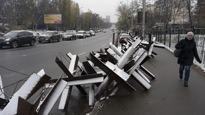 Salju Pertama Musim Dingin Mulai Turun di Ukraina KYIV, UKRAINE - NOVEMBER 17: Snow covered barricades are seen near the road after the first snow hits the capital city Kyiv on November 17, 2022 as Russia-Ukraine war continues in Ukraine. (Photo by Stanislav Strilets/Anadolu Agency via Getty Images)