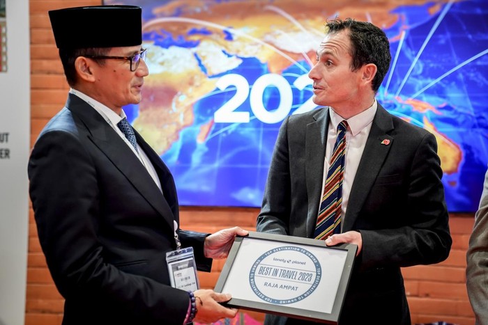 Sandiaga Uno menerima penghargaan dari Lonely Planet atas terpilihnya Raja Ampat sebagai ‘Must Visit Location 2023’ di London, Selasa (8/11).