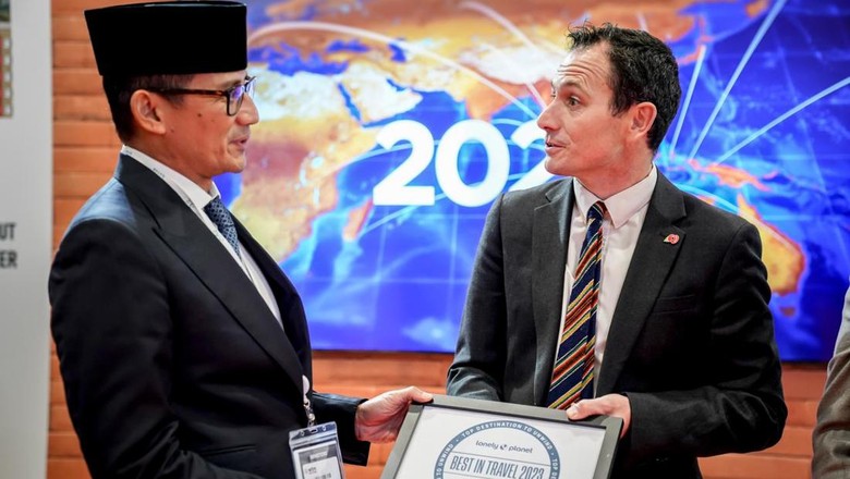 Sandiaga Uno menerima penghargaan dari Lonely Planet atas terpilihnya Raja Ampat sebagai ‘Must Visit Location 2023’ di London, Selasa (8/11).