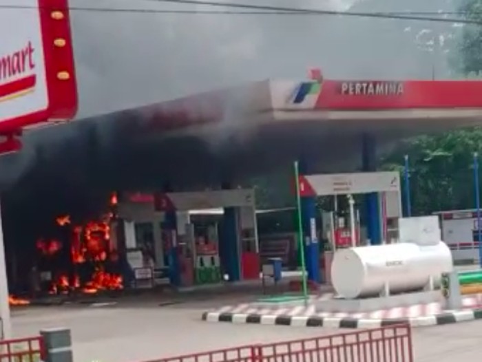 Sebuah mobil angkot terbakar saat mengisi BBM di sebuah SPBU di kawasan Tenjo, Kabupaten Bogor, Jawa Barat. Insiden tersebut sempat membuat warga panik. (dok Istimewa)