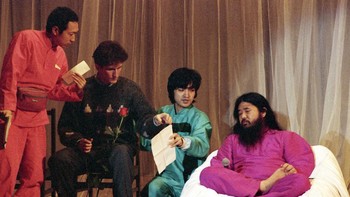 Asahara mampu merekrut orang-orang cerdas dan bertahun-tahun mulai mengubah sekte jadi mesin perang efisien. Mereka menggunakan pengendalian pikiran, obat-obatan, ritual rahasia, kekerasan, dan pemerasan untuk menjaga anggota tetap sejalan. Foto: Getty Images