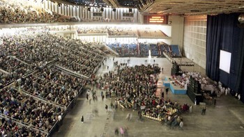 Asahara sendiri dikenal sangat pintar dan karismatik, mengklaim dirinya sebagai dewa yang bisa membersihkan dosa. Tak hanya di Jepang, banyak pengikutnya di mancanegara. Ini saat Asahara tampil di depan banyak pengikutnya di Moskow pada tahun 1993. Foto: Getty Images