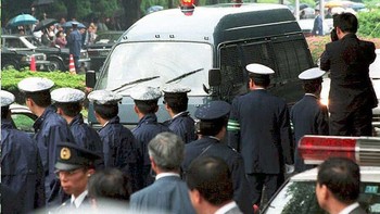 Serangan itulah yang membuat para petinggi Aum Shinrikiyo ditangkap aparat dan sebagian dijatuhi hukuman mati. Kelompok ini disebut sebagai organisasi teroris. Foto: Getty Images