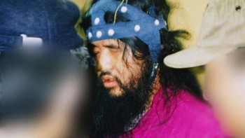 Ini saat Shoko Asohara ditangkap polisi. Foto: Getty Images