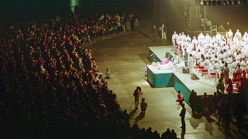 Sekte ini mendapat status sebagai organisasi keagamaan di Jepang pada tahun 1989 dan menarik pengikut yang cukup besar di beberapa tempat di dunia. Pada masa puncaknya, Asahara memiliki ribuan pengikut global. Foto: Getty Images