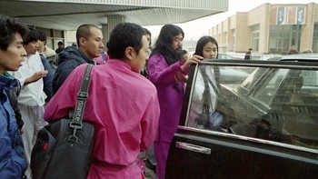 Perlahan-lahan kelompok ini menjadi ketakutan sendiri dengan hari kiamat dan yakin dunia akan tamat dalam perang global. Menurut doktrinnya, dunia akan berakhir karena perang nuklir dan yang selamat hanya sebagian, yang gabung dengan Aum Shinrikyo. Foto: Getty Images