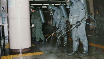 Pada bulan Juni 1994, Aum melakukan uji coba gas sarin di daerah pemukiman Kota Matsumoto, menewaskan tujuh orang dan melukai lainnya secara serius. Puncaknya adalah serangan sarin tahun 1995 di subway Tokyo pada saat jam sibuk, menewaskan 13 orang dan 50 luka berat, sebagian menyusul tewas. Ribuan lainnya cedera. Foto: Getty Images