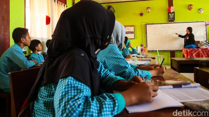 Relokasi SDN Pondok Cina (Pocin) 1 untuk pembangunan Masjid Raya menimbulkan polemik, Jumat (18/11/2022). Selain itu, para siswa juga harus belajar tanpa guru.