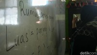 Polemik ini membuat proses belajar siswanya terhambat. 