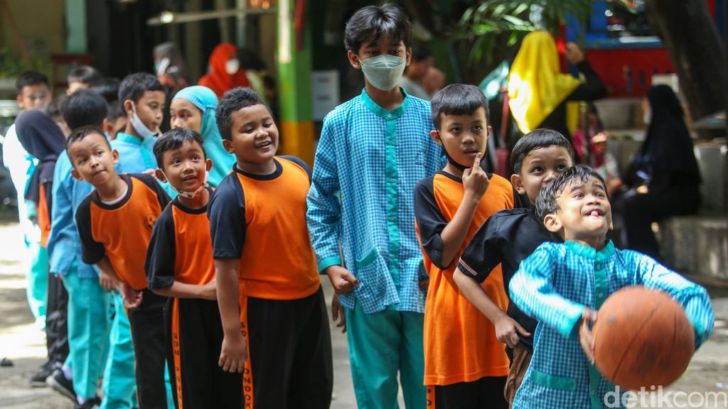 Relokasi SDN Pondok Cina (Pocin) 1 untuk pembangunan Masjid Raya menimbulkan polemik, Jumat (18/11/2022). Selain itu, para siswa juga harus belajar tanpa guru.