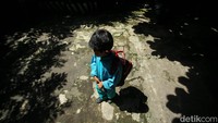 Para siswa tetap semangat berangkat ke sekolah di tengah polemik tersebut.