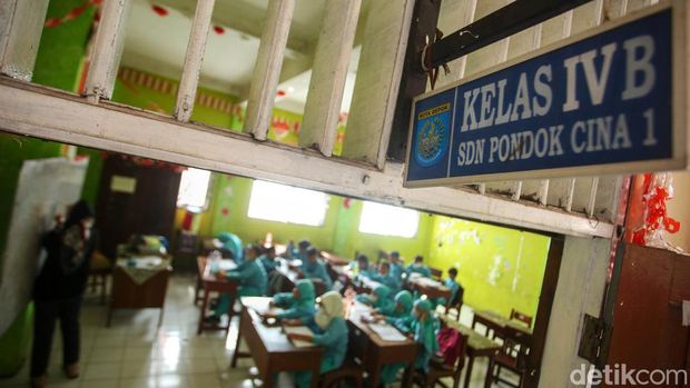 Relokasi SDN Pondok Cina (Pocin) 1 untuk pembangunan Masjid Raya menimbulkan polemik, Jumat (18/11/2022). Selain itu, para siswa juga harus belajar tanpa guru.