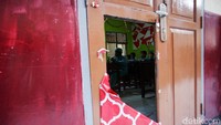Hari ini, siswa kembali belajar tanpa guru.