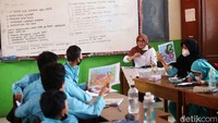 Salah satu orang tua menjadi relawan untuk mengajar murid-murid. 