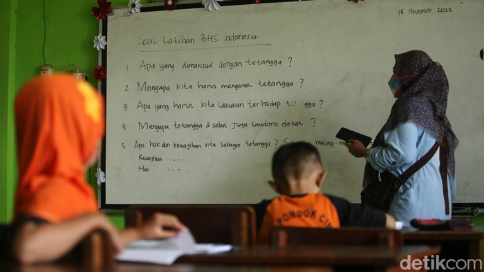 Relokasi SDN Pondok Cina (Pocin) 1 untuk pembangunan Masjid Raya menimbulkan polemik, Jumat (18/11/2022). Selain itu, para siswa juga harus belajar tanpa guru.