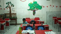 Orang tua murid SD Negeri Pondok Cina (Pocin) 1, Depok, berharap murid tak dipindahkan ke SD lain dampak relokasi. Mereka bertahan di SD Pocin 1 untuk kegiatan belajar mengajar.