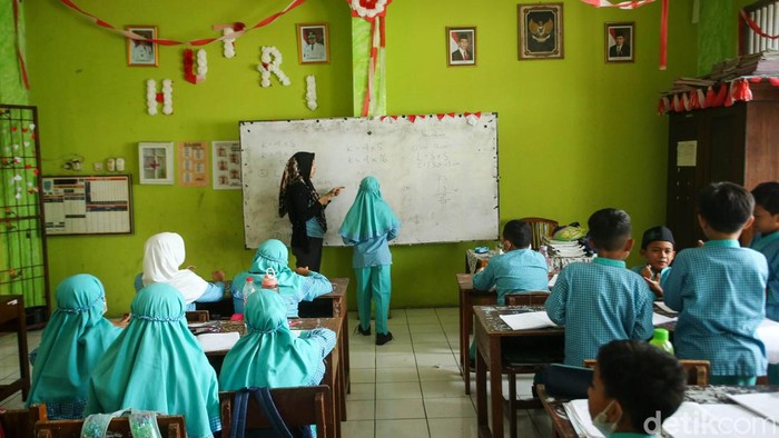 Relokasi SDN Pondok Cina (Pocin) 1 untuk pembangunan Masjid Raya menimbulkan polemik, Jumat (18/11/2022). Selain itu, para siswa juga harus belajar tanpa guru.