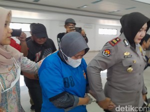 Tangisan Siti Aisyah Usai Tipu Ratusan Mahasiswa di Bogor