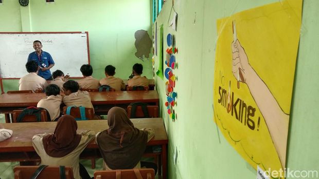 Sosialisasi bahaya rokok oleh Puskesmas Lohbener.
