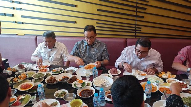 Bakal calon presiden (capres) 2024 Anies Baswedan bertemu dengan tim kecil 'Koalisi Perubahan'. Anies bersama petinggi Partai NasDem, Demokrat, dan PKS makan siang masakan Padang.